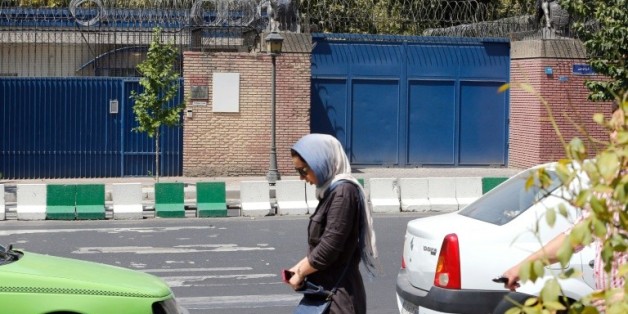 Une Iranienne passe devant l'ambassade britannique close depuis quatre ans à Téhéran le 21 août 2015