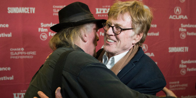 Nick Nolte (l.) umarmt seinen "Retter" Robert Redford bei der Premiere von "Picknick mit Bären"