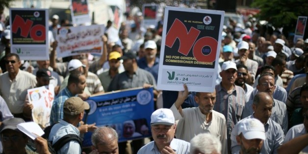 Des employés palestiniens des Nations unies manifestent à Gaza le 24 août 2015