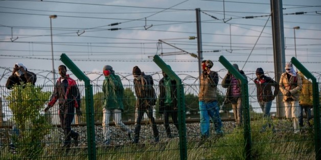 Des migrants tentent de traverser pour la Grande-Bretagne, le 28 juillet 2015 à Fréthun, dans le Pas-de-Calais