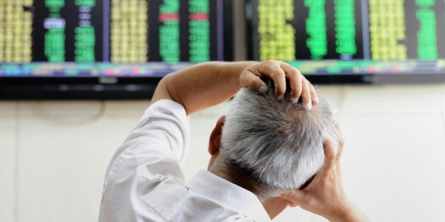 Un investisseur regarde les cotations chez un agent de change de Qingdao, dans la province de Shandong en Chine orientale le 25 août 2015