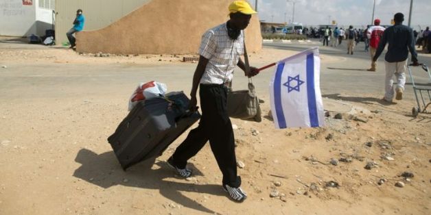 Un clandestin africain quitte le centre de rétention de Holot en Israël, le 25 août 2015