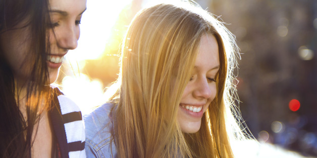 Teenager und Smartphones sind unzertrennlich.
