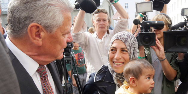 Bundespräsident Joachim Gauck beim Besuch in einer Berliner Flüchtlingsunterkunft