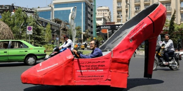 Aliwaxima, cireur iranien, à bord de son escarpin géant, le 19 août 2015 à Téhéran