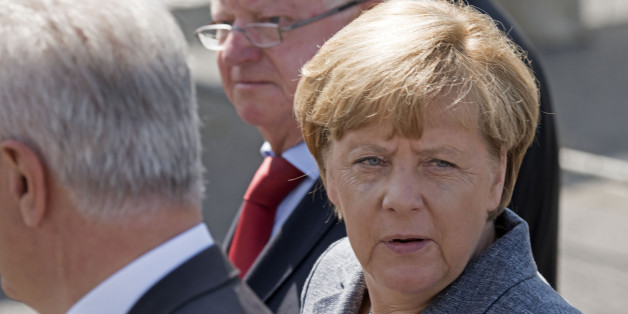 Bundeskanzlerin Angela Merkel mit Sachsens Ministerpräsident Stanislaw Tillich (rechts) und dem Präsidenten des Deutschen Roten Kreuzes, Rudolf Seiters