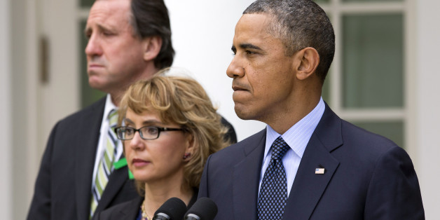 Obama lors de son discours sur les armes le 17 avril 2013 à la Maison Blanche avec le père d'une victime de Newtown et Gabby Giffords, ancienne députée blessée dans une fusillade, (AP Photo/Jacquelyn Martin)