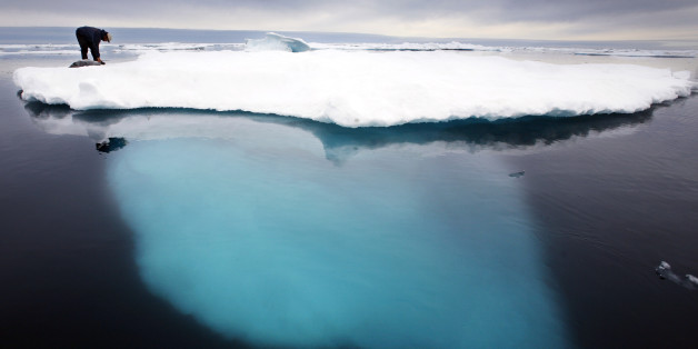 ARCHIV - Ein Inuit Jaeger beugt sich im Juli 2007 zu einem toten Seehund auf einer schmelzenden Eisscholle vor Ammassalik in Groenland herunter. Bundesumweltminister Norbert Roettgen hat die Staatengemeinschaft aufgefordert, Klimaschutz-Verpflichtungen nicht zu umgehen. Die Vereinbarungen von Kopenhagen muessten daher alle Laender umfassen, also auch die USA und China, forderte Roettgen. Der Minister zeigte sich ueberzeugt, dass die Klimakonferenz einen Weg zur Begrenzung der Erderwaermung auf zwei Grad beschliessen werde. (AP Photo/John McConnico, Archiv) --- FILE - In this July 2007 file photo Inuit seal hunter Dines Mikaelsen strokes a dead seal atop a melting iceberg near Ammassalik Island, Greenland. (AP Photo/John McConnico, File)