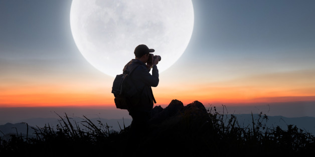 Er zoomt mit seiner Kamera auf den Mond - was dann im Bild erscheint, macht sprachlos