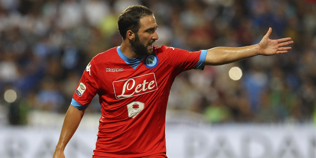 REGGIO NELL'EMILIA, ITALY - AUGUST 23: Gonzalo Higuain of SSC Napoli cgestures during the Serie A match between US Sassuolo Calcio and SSC Napoli at Mapei Stadium - Citta del Tricolore on August 23, 2015 in Reggio nell'Emilia, Italy. (Photo by Marco Luzzani/Getty Images)
