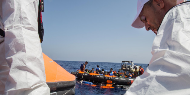 Hilfsmaßnahmen nach dem Kentern eines Flüchtlingsbootes am 05. August 2015