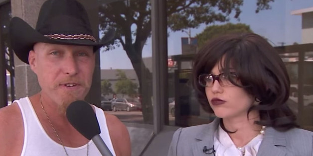 Miley Cyrus als Reporterin verkleidet