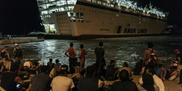 Des réfugies syriens attendent au port de Mytilène (île de Lesbos) de monter à bord du paquebot pour atteindre la Grèce et le continent européen, le 23 août 2015