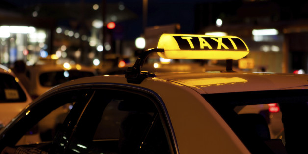 Eine Frau wollte mit einem Taxi Spenden zu Flüchtlingen bringen. Dann präsentierte der Fahrer die Rechnung