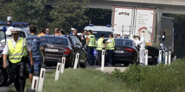 Policiers et enquêteurs s'affairent autour du camion dans lequel des dizaines de corps de migrants ont été découverts, sur une autoroute près de Neusiedl-am-See en Autriche, le 27 août 2015.
