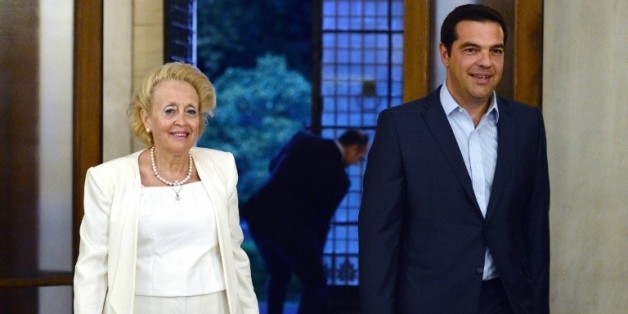 Le Premier ministre sortant, Alexis Tsipras, et la nouvelle Première ministre par intérim, Vassiliki Thanou, le 25 août 2015 à Athènes