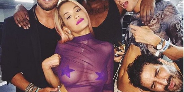 Unter diesem Rock trug Rita Ora nur einen Lederslip mit goldenem Reißverschluss