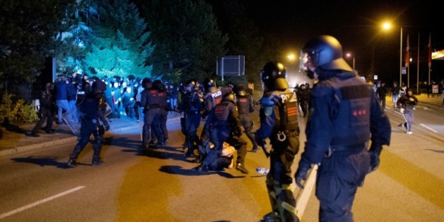 Heurts entre la police et des manifestants à Heidenau, à l'est de l'Allemagne, le 23 août 2015