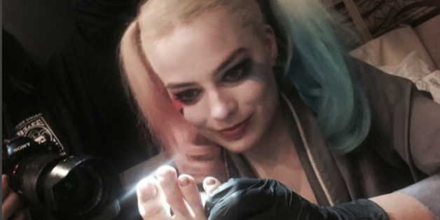 Ob dieses teuflische Lächeln etwas Gutes bedeutet? Margot Robbie tätowierte Cara Delevingnes Fuß