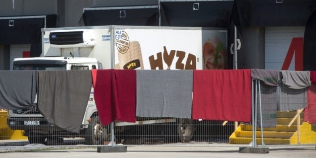 Le camion dans lequel des migrants ont été découverts morts, garé le 28 août 2015 sur l'A4 près de Nickelsdorf en Autriche