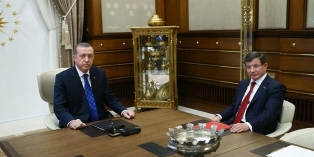 Photo fournie le 28 août 2015 par les services de la présidence turque montrant le Premier ministre Ahmet Davutoglu (D) et le président Recep Tayyip Erdogan au palais présidentiel à Ankara