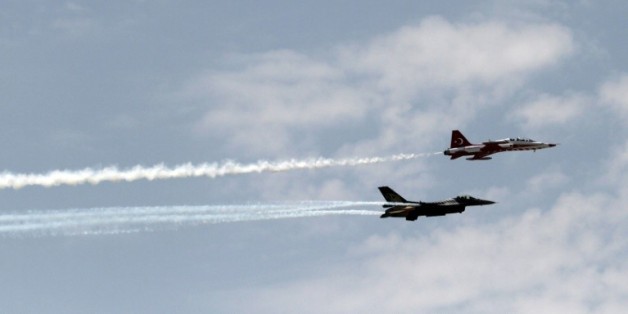 Deux avions de chasse de l'armée turque dans le ciel de Nicosie à Chypre, le 20 juillet 2014