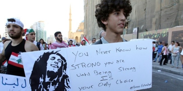 FORT jusqu'au moment où être fort est votre seule option", proclame une pancarte d'un manifestant se réclamant de Bob Marley, le 29 août 2015 à Beyrouth