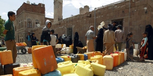 Des Yéménites en file d'attente pour remplir des bidons d'eau le 22 août 2015 à Sanaa