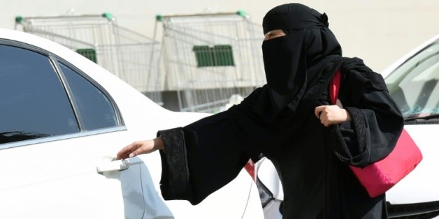 Une Saoudienne prend un taxi dans les rues de Ryad en Arabie Saoudite, en octobre 2014
