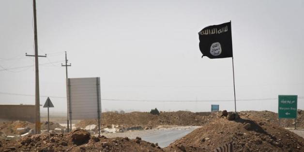 Un drapeau du groupe Etat islamique, le 11 septembre 2014 à Rashad, en Irak