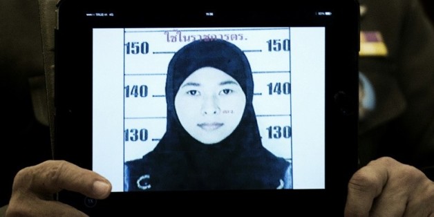 Un responsable de la police montre le 31 août 2015 le portrait-robot de la femme recherchée dans le cadre de l'enquête sur l'attentat de Bangkok