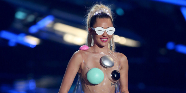 Miley Cyrus ließ sich als Moderatorin viel einfallen