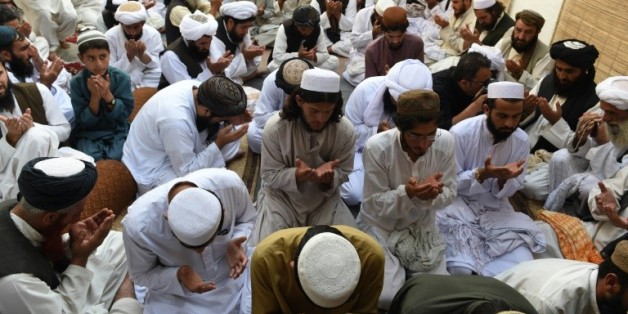 Des membres du parti Jamiat Nazriati rendent hommage au chef des talibans décédé, le mollah Omar, le 1er août 2015 à Quetta, au Pakistan