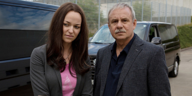 Beate Zschäpe (Lisa Wagner) und Kriminalhauptkommissar Troller (Joachim Król)