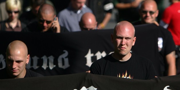 Neonazis bei einem Gedenkmarsch zum Tod von Rudolf Hess im bayerischen Gräfenberg