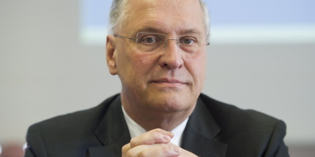 Nach den mutmaßlich islamistischen Anschlägen der vergangenen Woche setzt Bayerns Innenminister Herrmann auf mehr Polizei und strengere Kontrollen von Flüchtlingen.