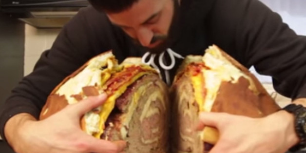 Die Show "Epic Meal Time" sollte sich ansehen, wer einen Bacon Cheeseburger mit 72.710 Kalorien nachkochen möchte