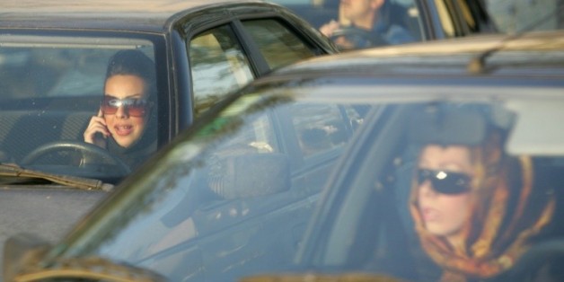 Des Iraniennes au volant de leur voiture dans le nord de Téhéran