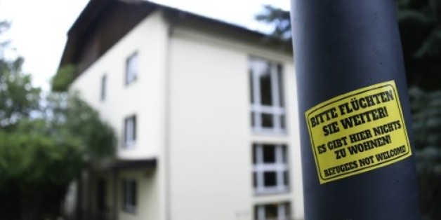 Un sticker apposé sur un lampadaire clame, le 27 juillet 2015 à Freital, en Saxe: "S'il vous plaît, fuyez un peu plus loin! Il n'y a rien pour vous accueillir ici! Les réfugiés ne sont pas les bienvenus!"