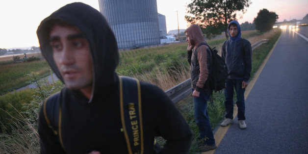 Flüchtlinge an einer deutschen Autobahn in Bayern