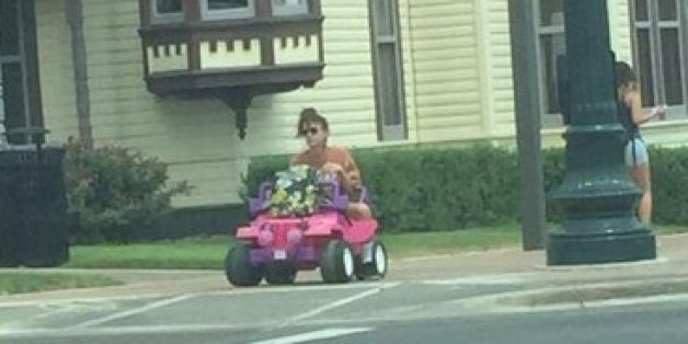 Warum diese Studentin jeden Tag mit einem pinken Barbie-Mobil zur Uni fährt