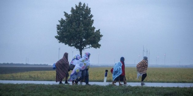 Des migrants se dirigent vers le village autrichien de Nickelsdorf le 5 septembre 2015 après être arrivés par autobus de Budapest
