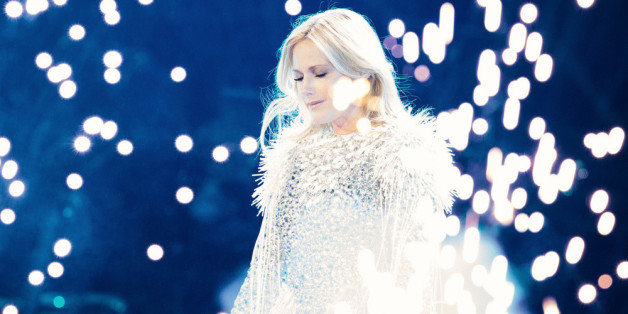 "Helene Fischer - Das Stadionkonzert": Helene Fischer hinter einem Feuerwerk auf der Bühne