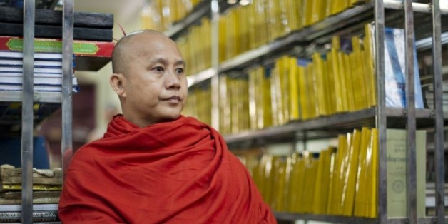 Le moine Wirathu, célèbre et controversé en Birmanie pour sa croisade anti-musulmans, interviewé par l'AFP dans un monastère de Mandalay le 26 août 2015