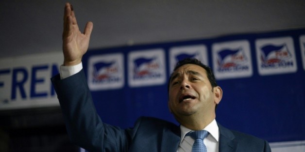 Le candidat du FNC-Nacion (droite) à la présidentielle du Guatemala, Jimmy Morales, s'adresse à ses partisans après les résultats provisoires du 1er tour, le 7 septembre 2015 à Guatemala City