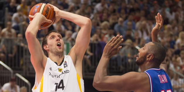 Dirk Nowitzki wirft beim Länderspiel gegen Frankreich