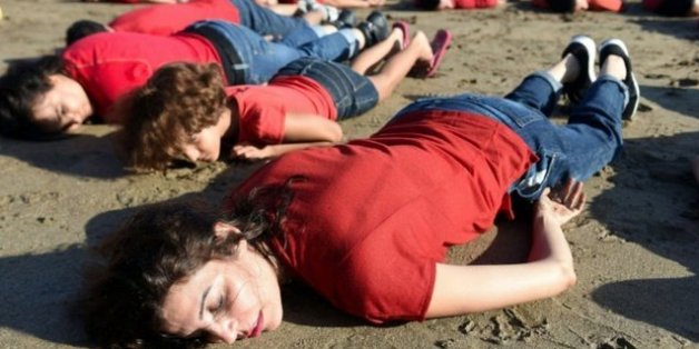 A Rabat, allongés sur la plage pour rendre hommage au petit Aylan