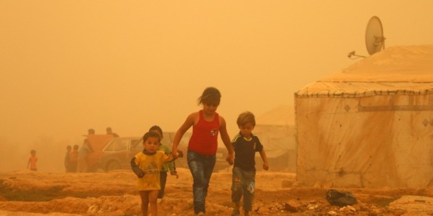 Des enfants syriens dans un camp de réfugiés près de Baalbeck, lors d'une tempête de sable le 7 septembre 2015 au Liban