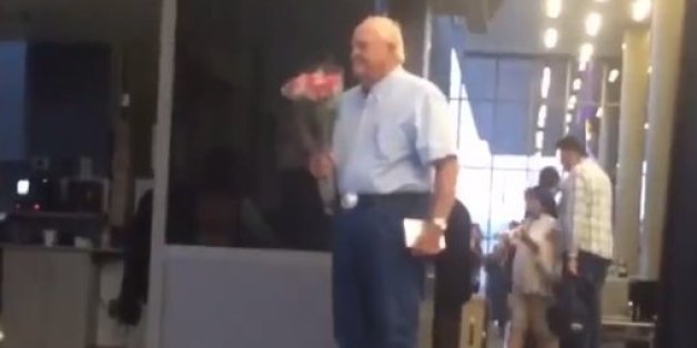 Wir lieben diesen alten Mann, der mit Blumen am Flughafen wartet