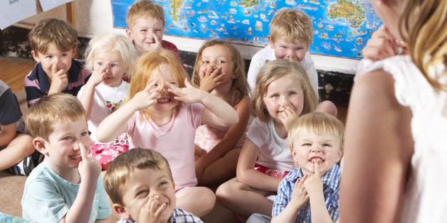 Zwei Jungs flüchten aus dem Kindergarten und wollen einen Jaguar kaufen